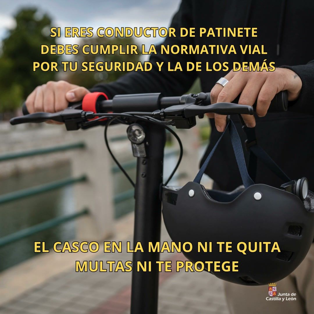 Conductor de patinete eléctrico con casco en la mano