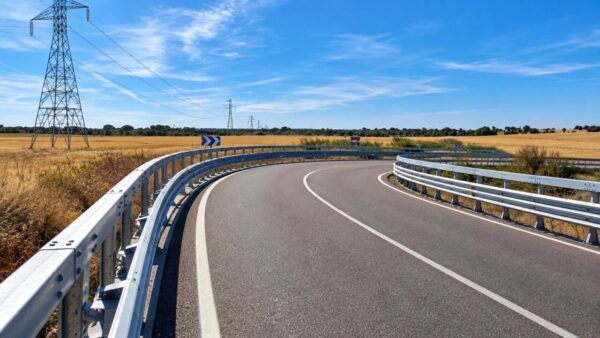 Vista de la carretera con curva y paisaje de campo en La Hiniesta