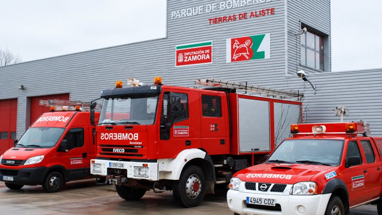Vehículos de bomberos en el parque de Zamora, España.