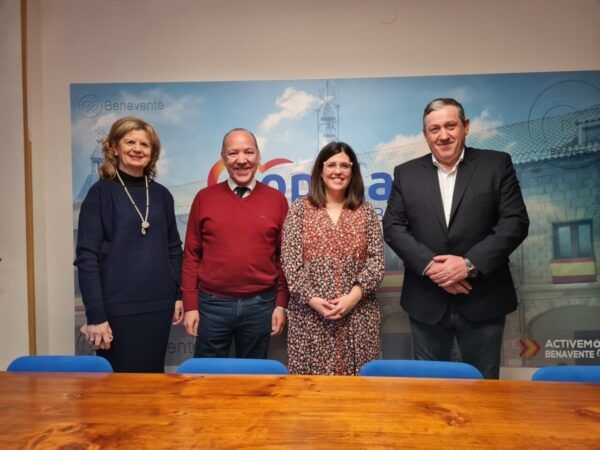 Miembros del Partido Popular de Benavente en una reunión