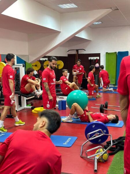 Jugadores del Zamora Club de Fútbol entrenando en el gimnasio