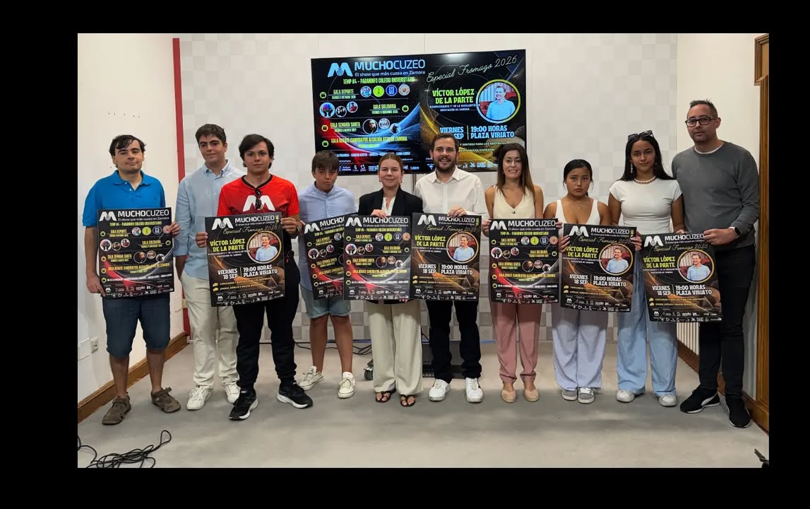 Grupo de jóvenes presentando la cuarta temporada del podcast Mucho Cuzeo en Zamora
