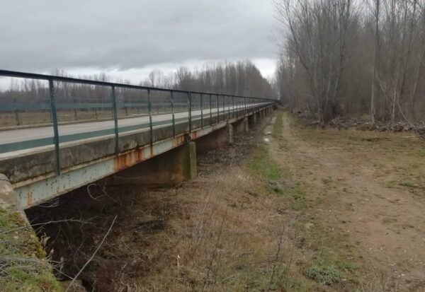 Puente entre Pobladura del Valle y Fresno en estado de reparación