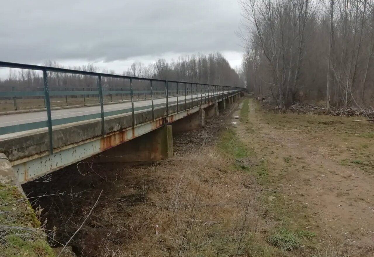 Puente entre Pobladura del Valle y Fresno en estado de reparación
