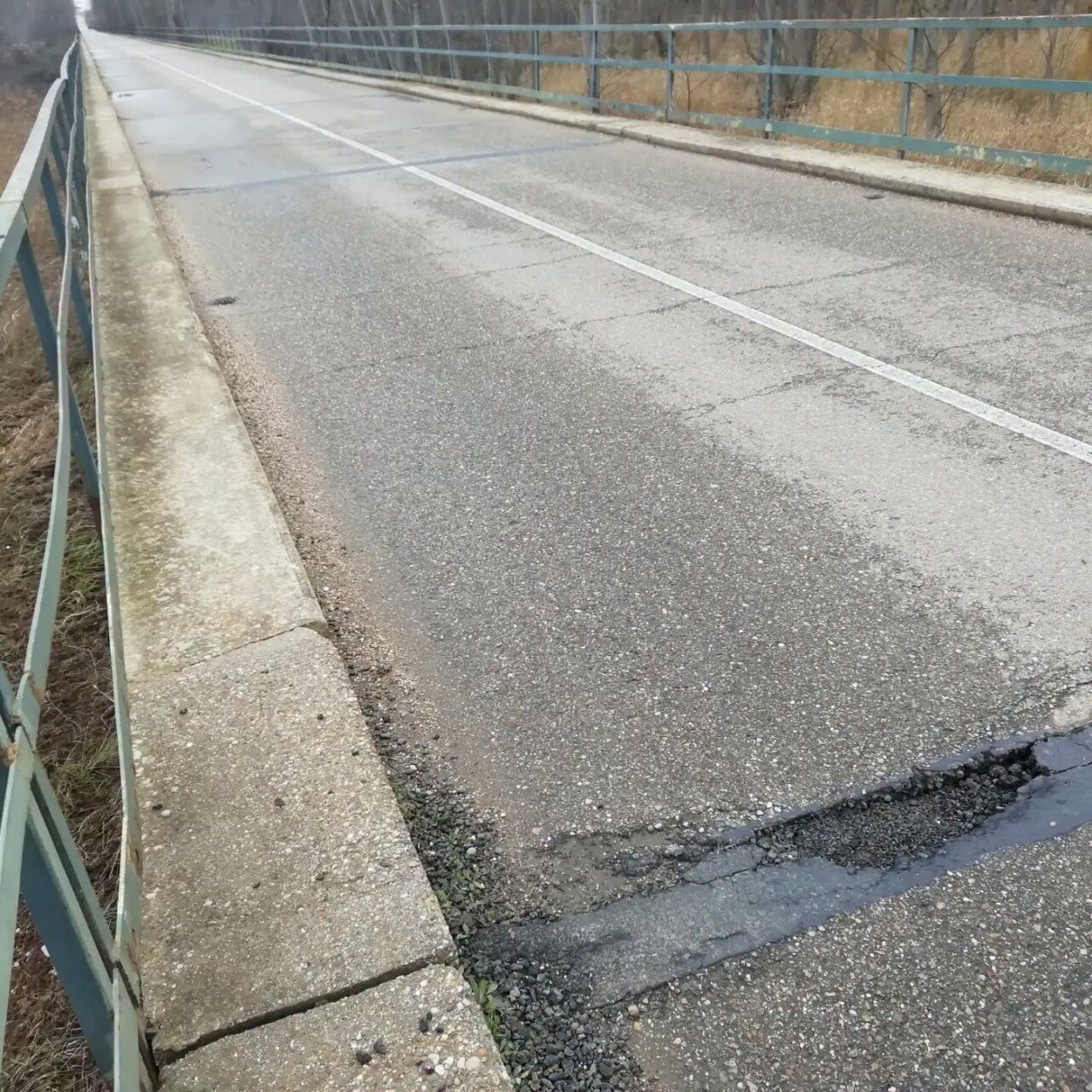 Vista del puente entre Pobladura del Valle y Fresno con daños visibles