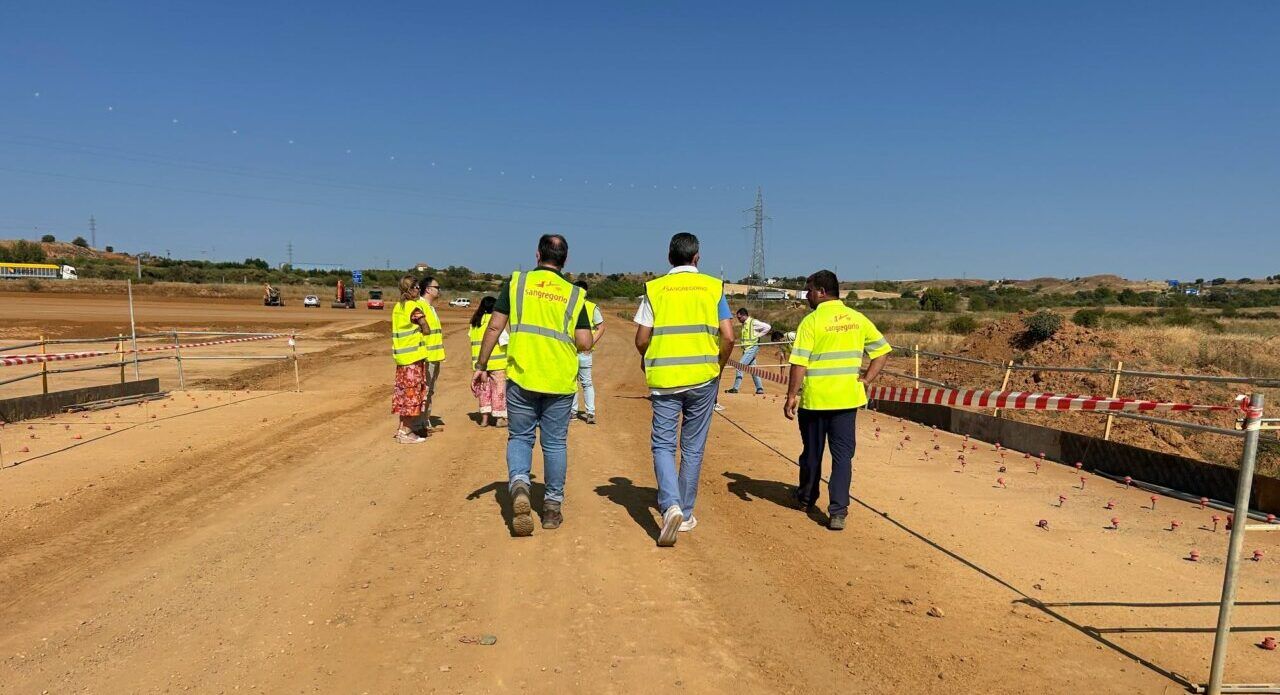 Visita de trabajadores en la obra de la Puerta del Noroeste de Benavente