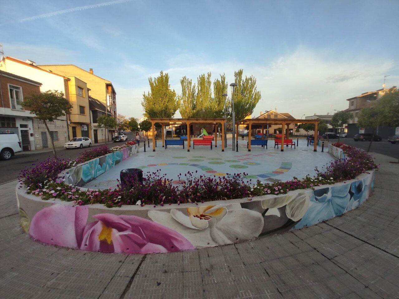 Mural colorido de flores en la plaza de Canteras del Raposo en Zamora