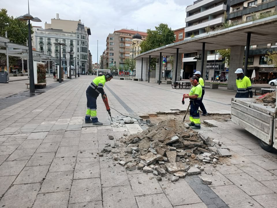 Trabajadores reparando el pavimento en el paseo central de la Marina en Zamora