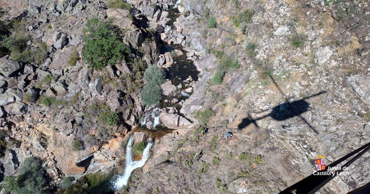 Helicóptero realizando rescate de senderistas en el río Tera