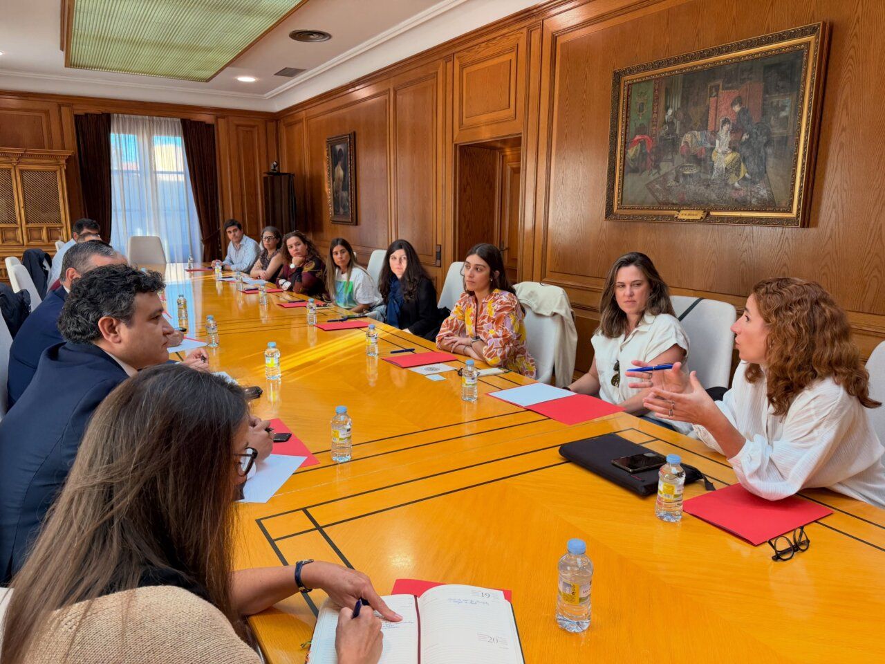 Reunión del sector agroalimentario en Portugal con participantes en una mesa.