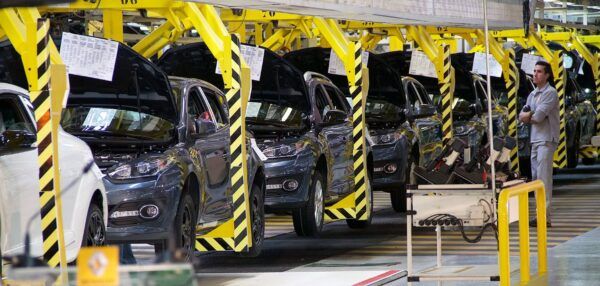 Fábrica de automóviles con vehículos en línea de producción