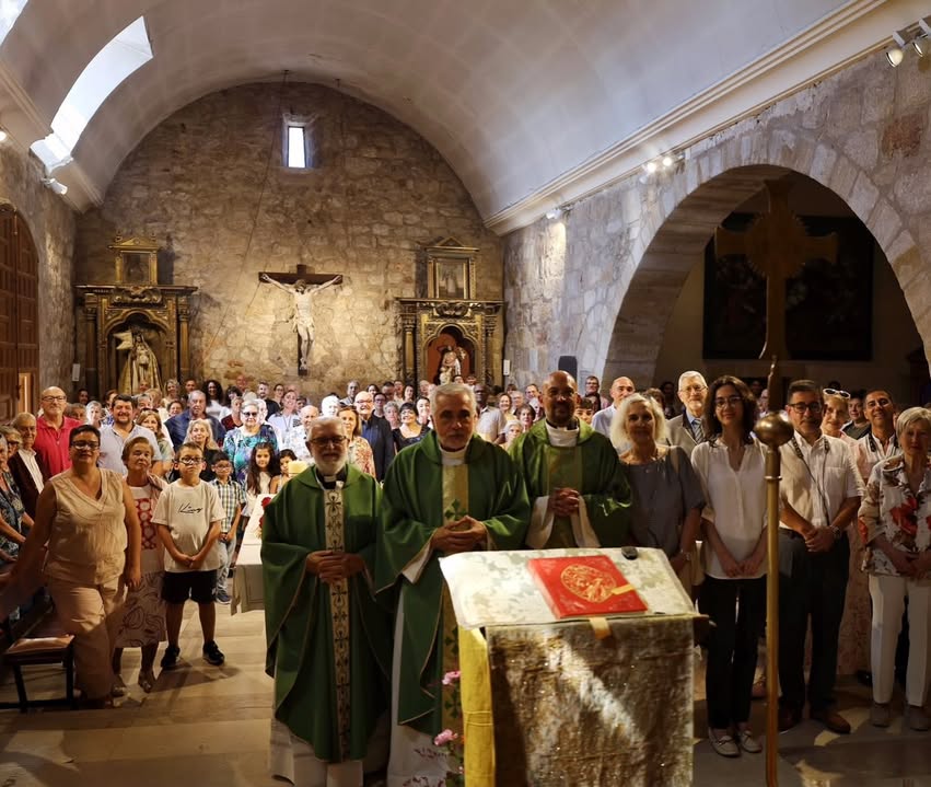 Ceremonia de toma de posesión del nuevo párroco en San Frontis, Zamora.