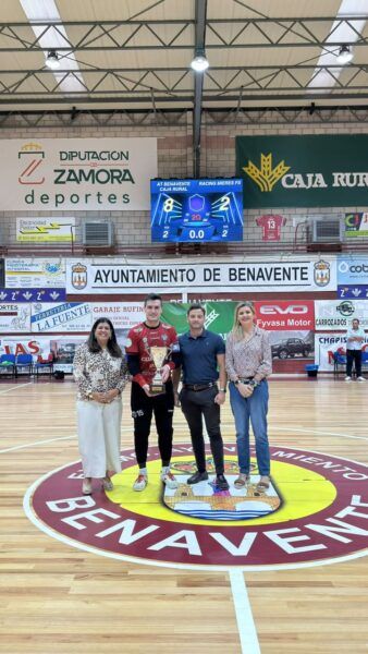 Entrega de trofeo en el Trofeo Diputación de Zamora de fútbol sala