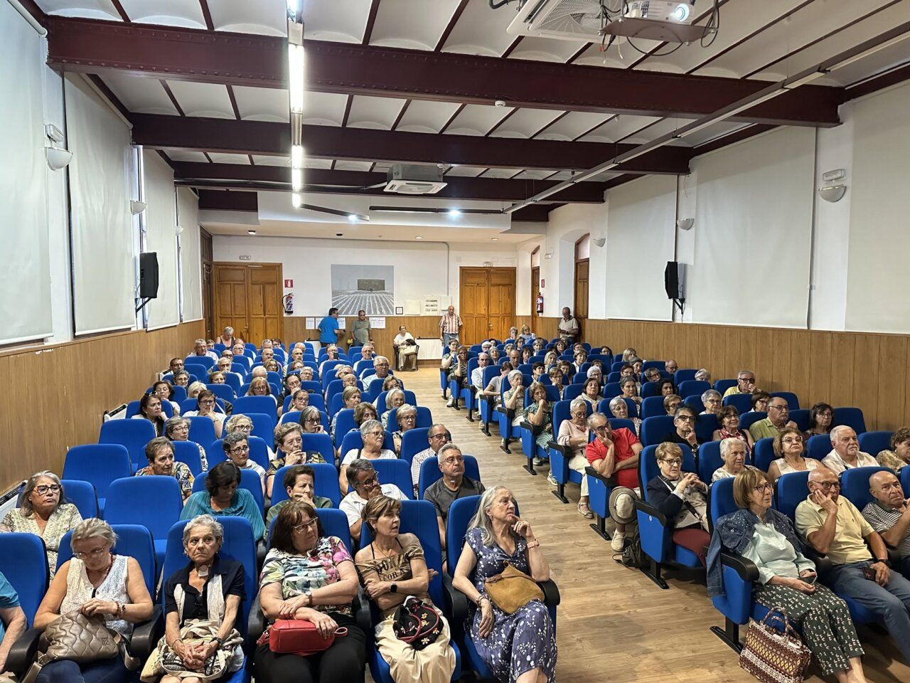 Aula llena de personas mayores en la Universidad de la Experiencia de Benavente