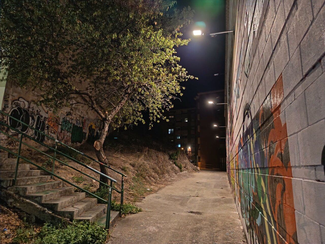 Conexión peatonal en Villalpando con farolas solares iluminando el camino