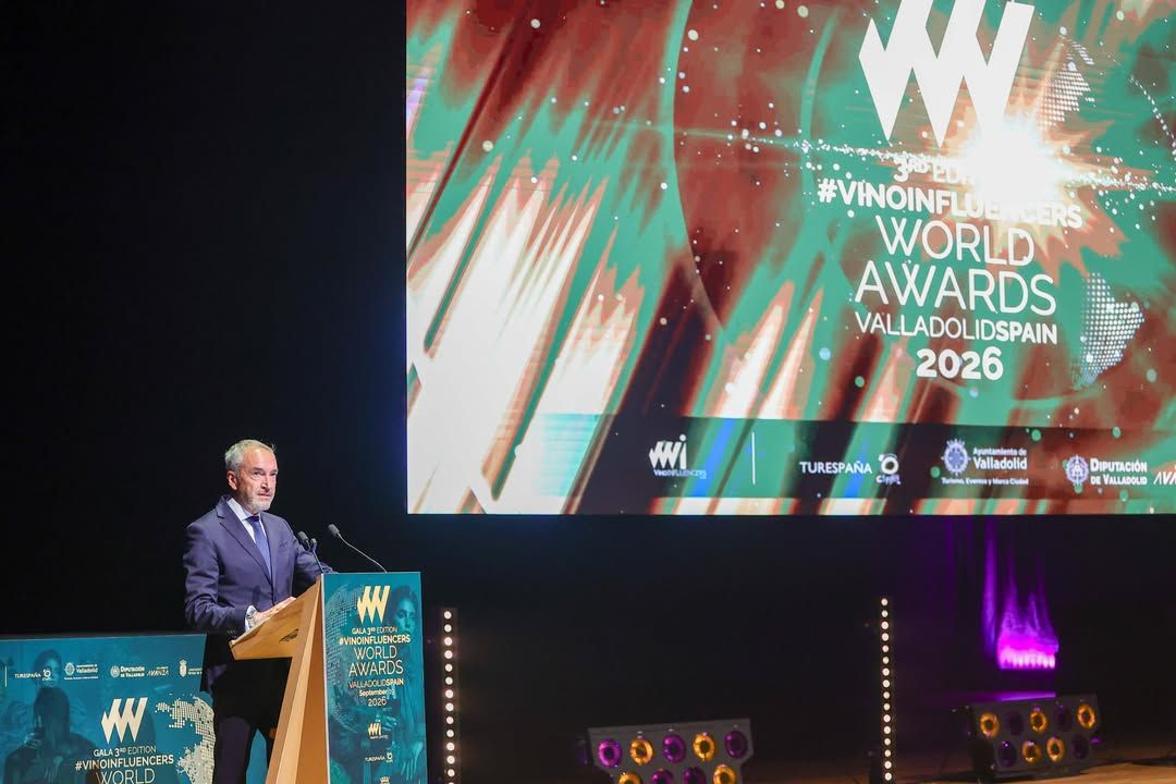 Presentador en la gala de los Vinoinfluencers World Awards 2026