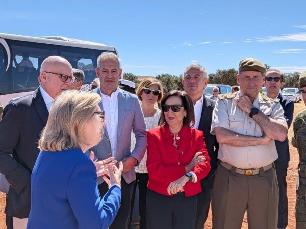 La ministra de Defensa en la visita a las obras del acuartelamiento en Zamora