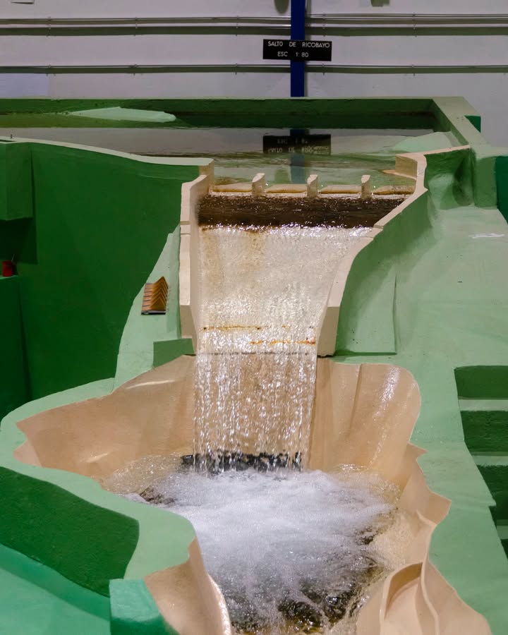 Modelo a escala del funcionamiento de un aliviadero en el laboratorio de hidráulica