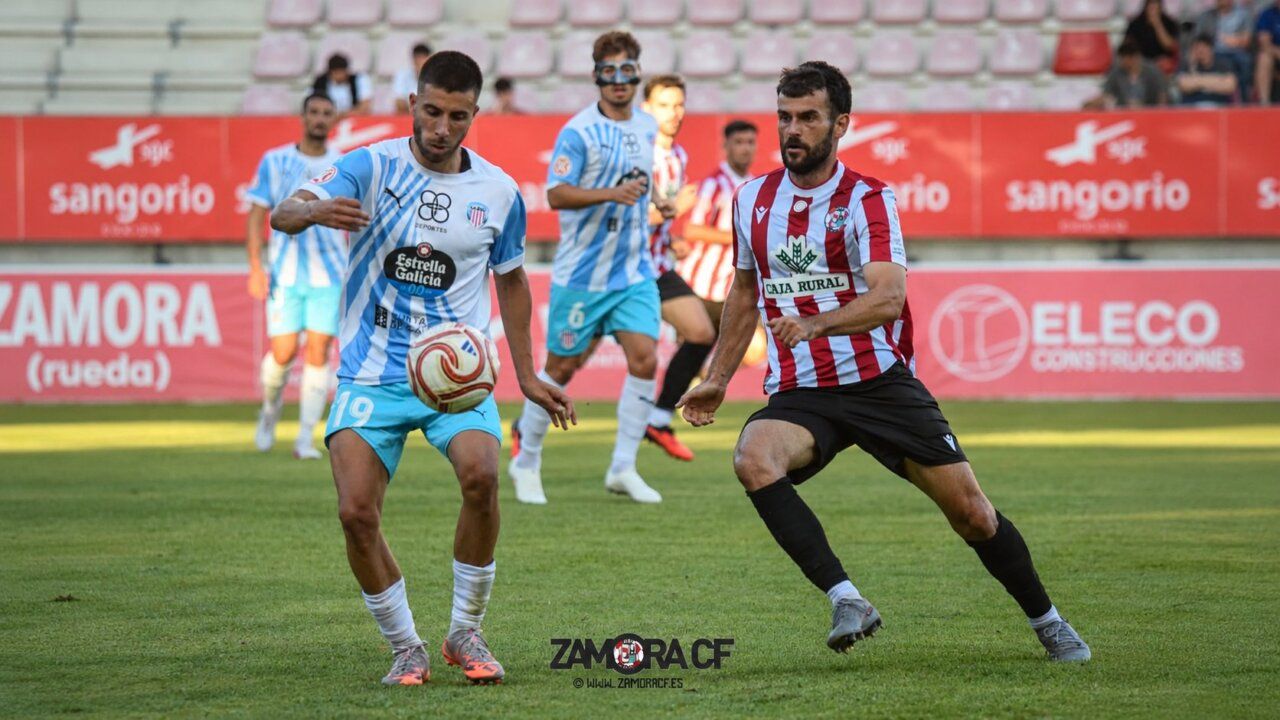 Jugadores del Zamora CF y CD Lugo en un partido de fútbol