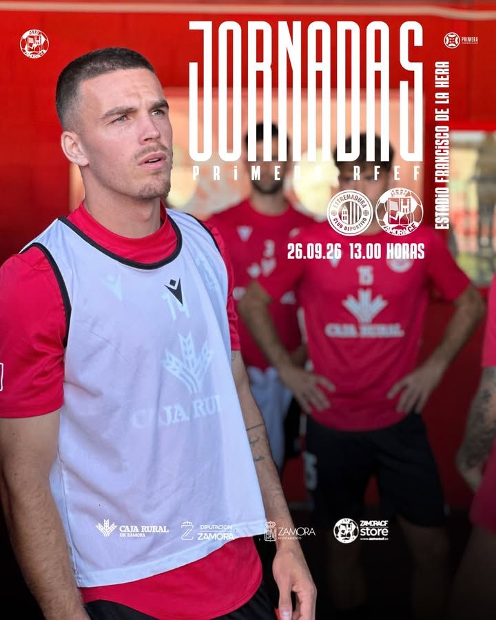 Jugador del Zamora CF en el estadio Francisco de la Hera antes del partido