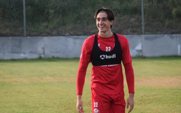 Jugador del Zamora CF sonriente en el campo de entrenamiento
