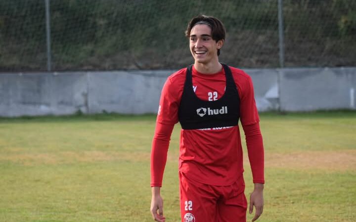 Jugador del Zamora CF sonriente en el campo de entrenamiento
