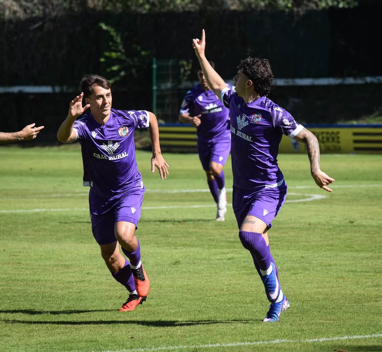Jugadores del Zamora CF celebrando una victoria en el campo de fútbol.