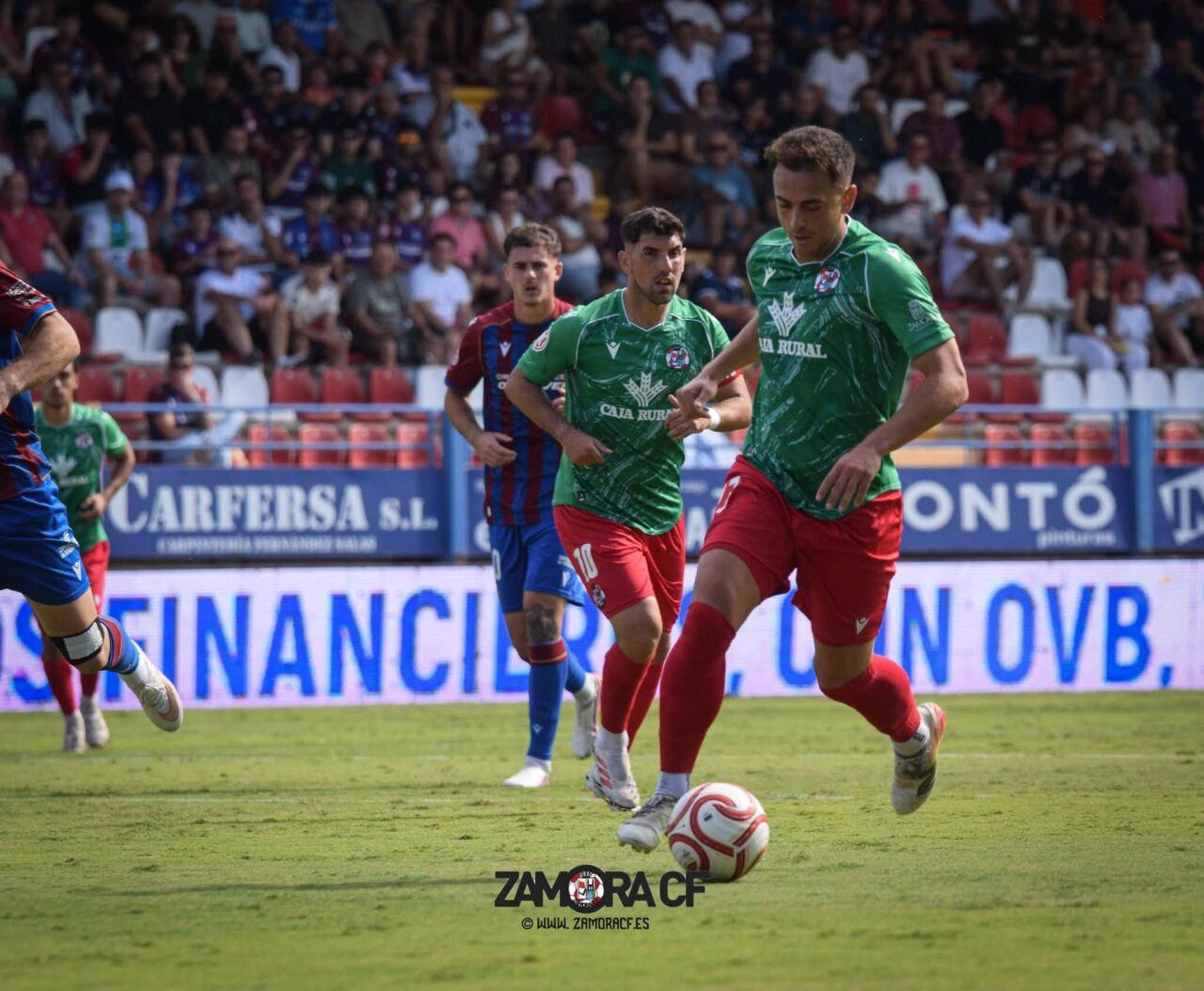 Jugadores del Zamora CF en un partido de fútbol en Almendralejo