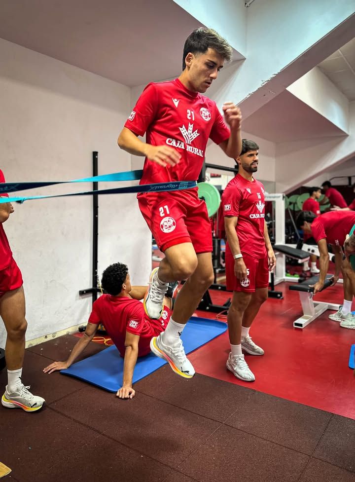 Jugadores del Zamora Club de Fútbol entrenando en el gimnasio