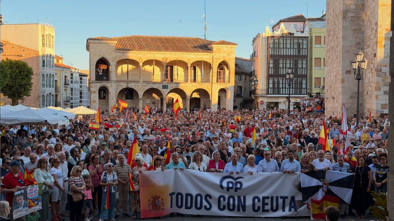 Multitud de personas en la Plaza Mayor de Zamora con banderas en apoyo a Ceuta