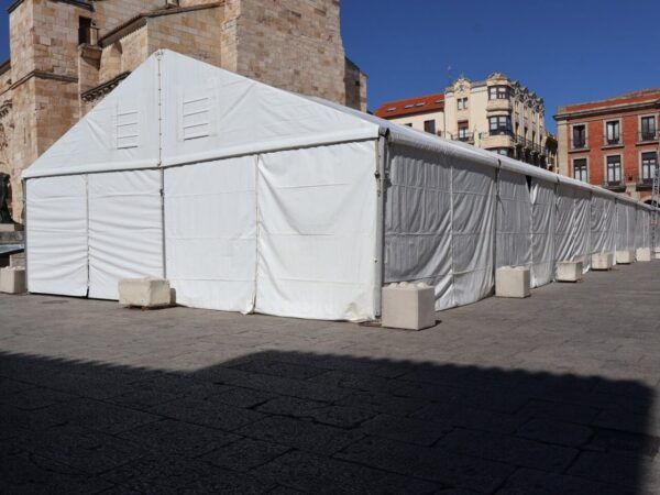 Carpa blanca instalada en la plaza de Zamora durante el evento Fromago