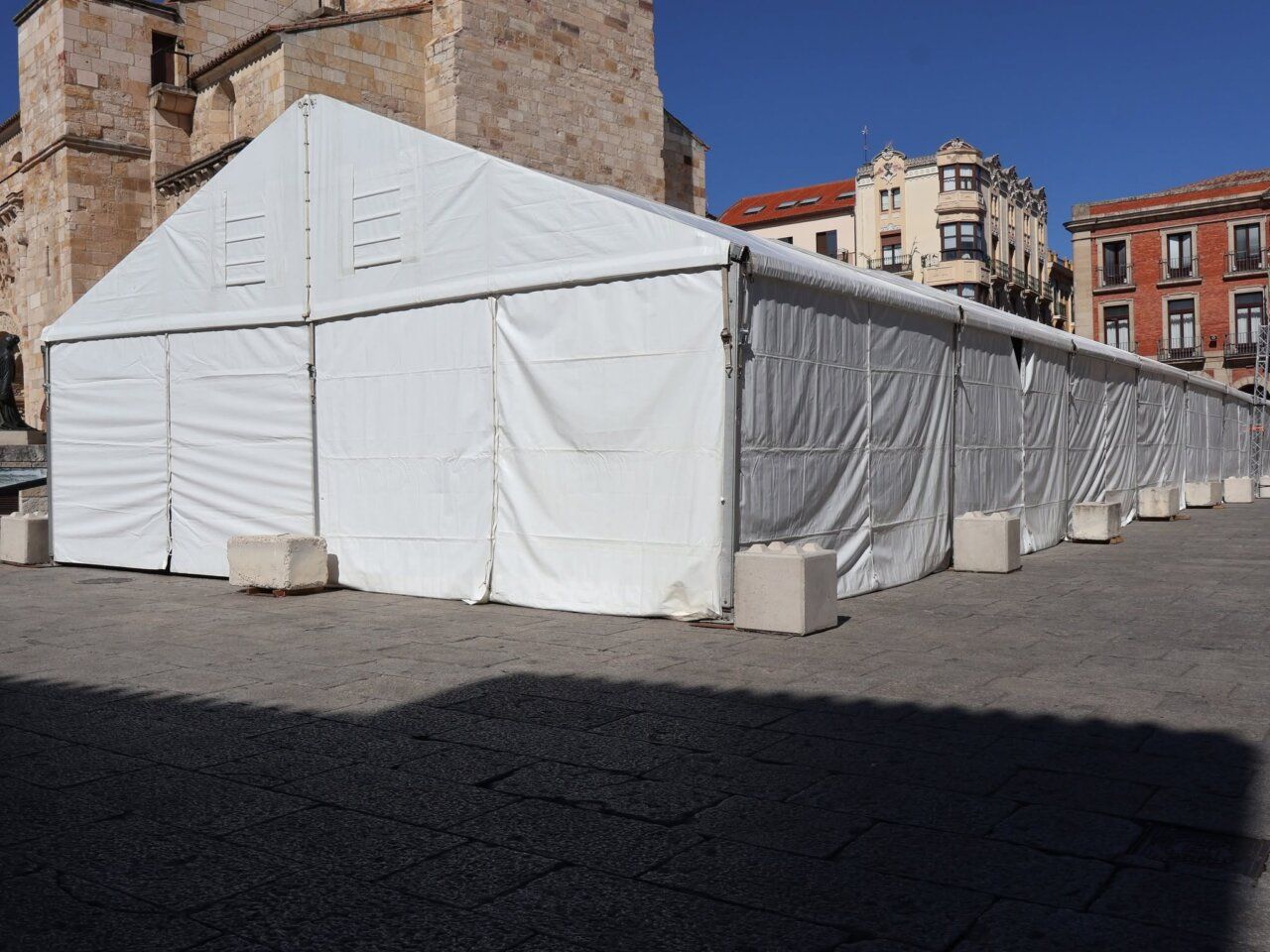 Carpa blanca instalada en la plaza de Zamora durante el evento Fromago