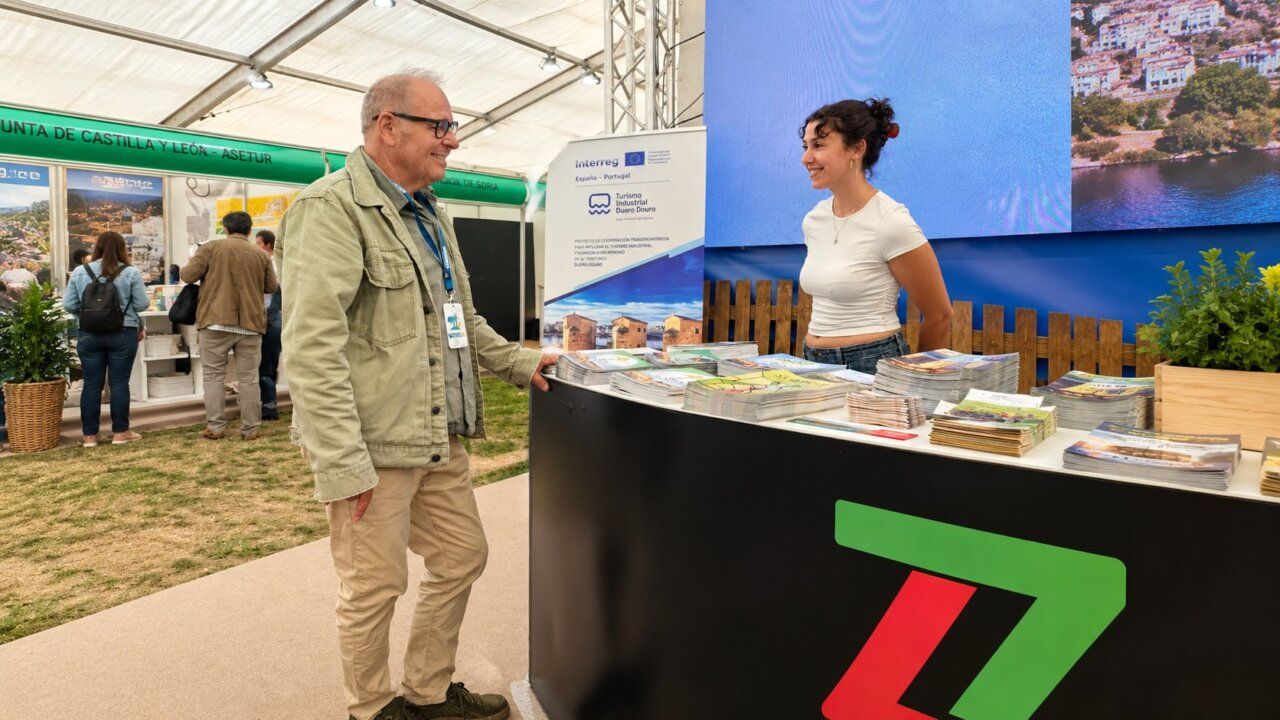 Stand de Zamora en la feria NATURCYL 2026 con folletos turísticos