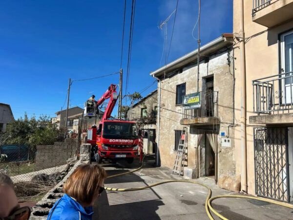 Bomberos trabajando en un incendio en Carbajosa de Alba