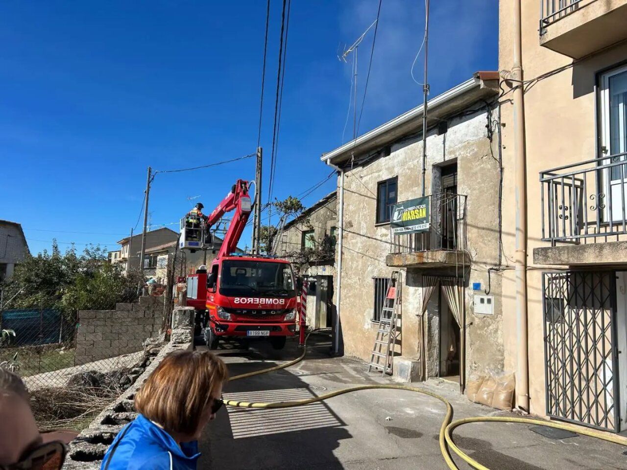 Bomberos trabajando en un incendio en Carbajosa de Alba