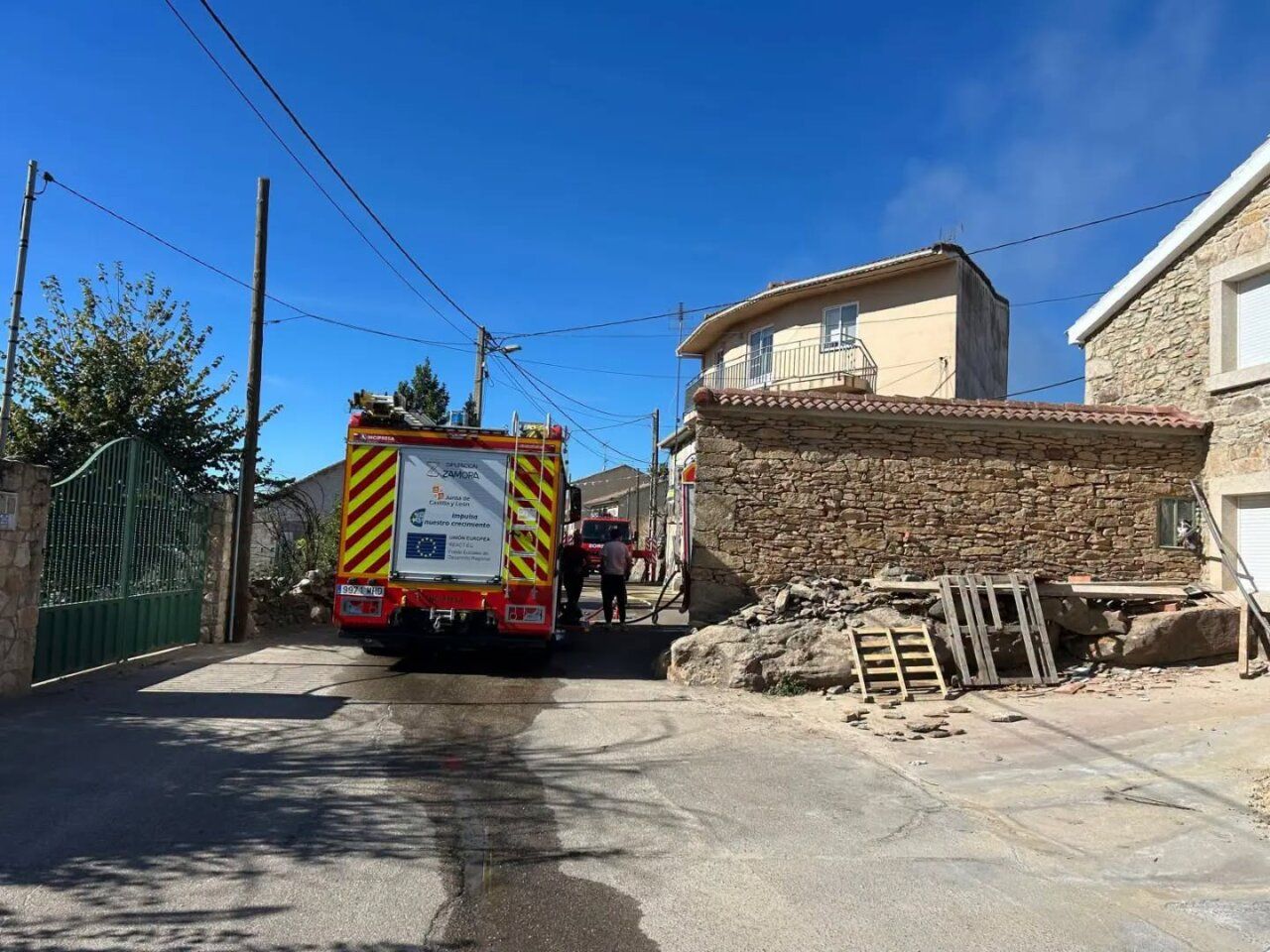 Camión de bomberos en una calle de Carbajosa de Alba