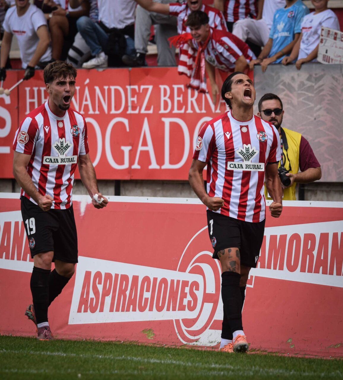 Jugadores del Zamora CF celebrando una victoria contra el CD Coria