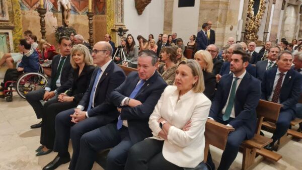Javier Faúndez y otros asistentes en la iglesia de Santorcato durante el Día del Pilar