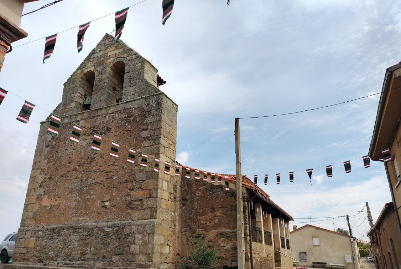 Iglesia en Losacino decorada con banderines de ganchillo