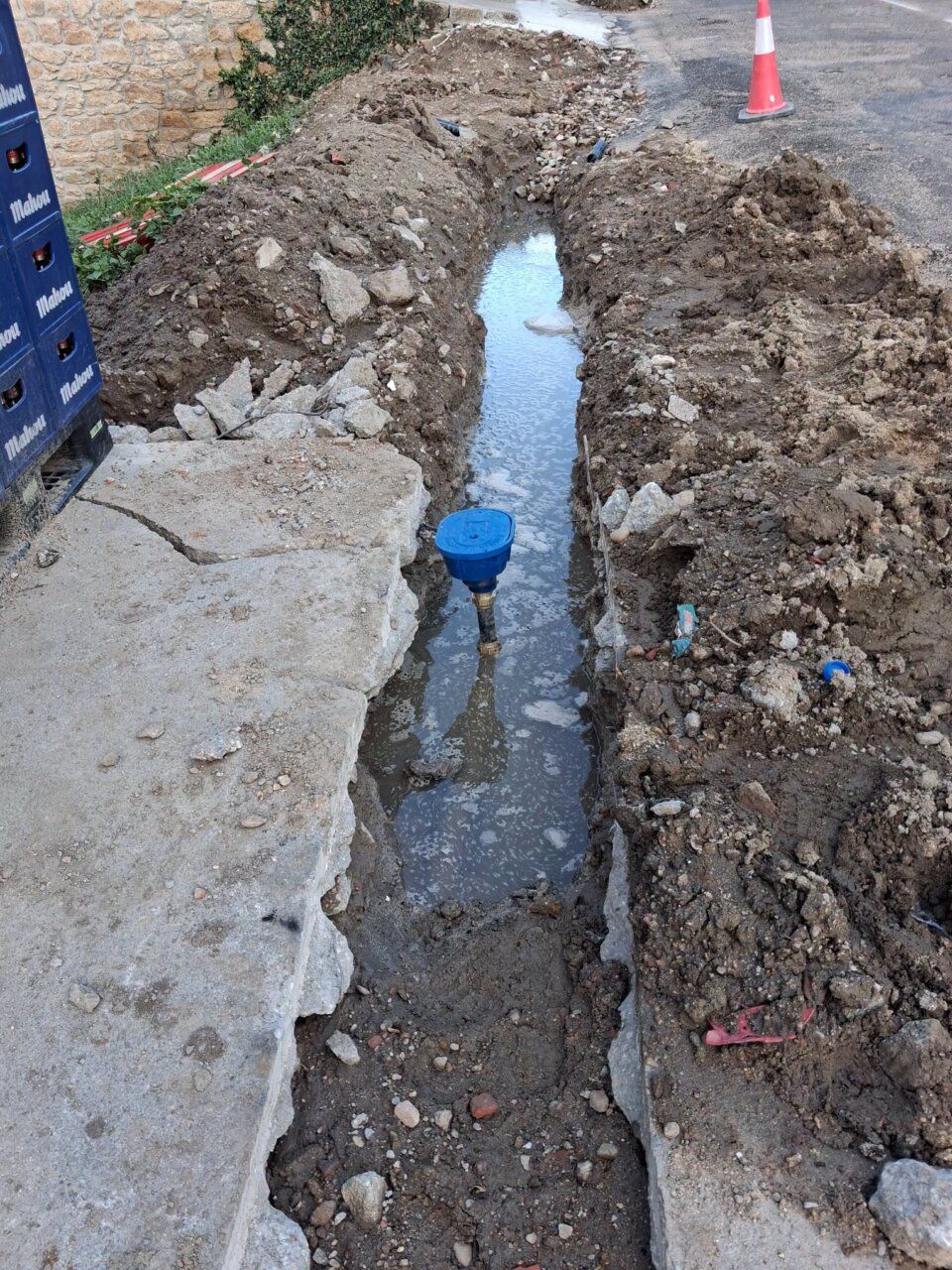 Trinchera de obra en el Paseo de la Ronda con agua acumulada