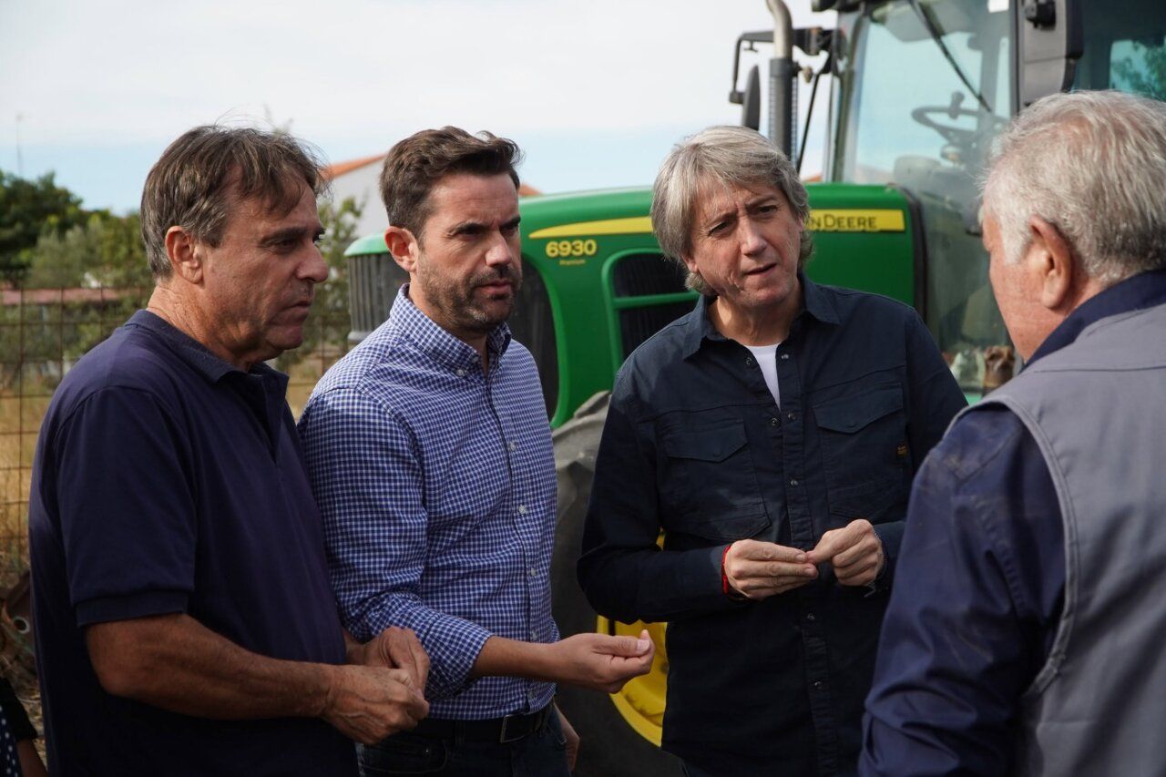 Miembros del PSOE conversando en San Miguel de la Ribera