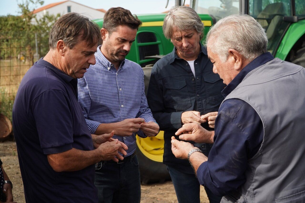 Miembros del PSOE de Zamora en San Miguel de la Ribera discutiendo sobre agricultura