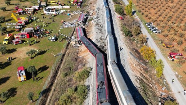 Vista aérea de trenes dañados y vehículos de emergencia junto a las vías