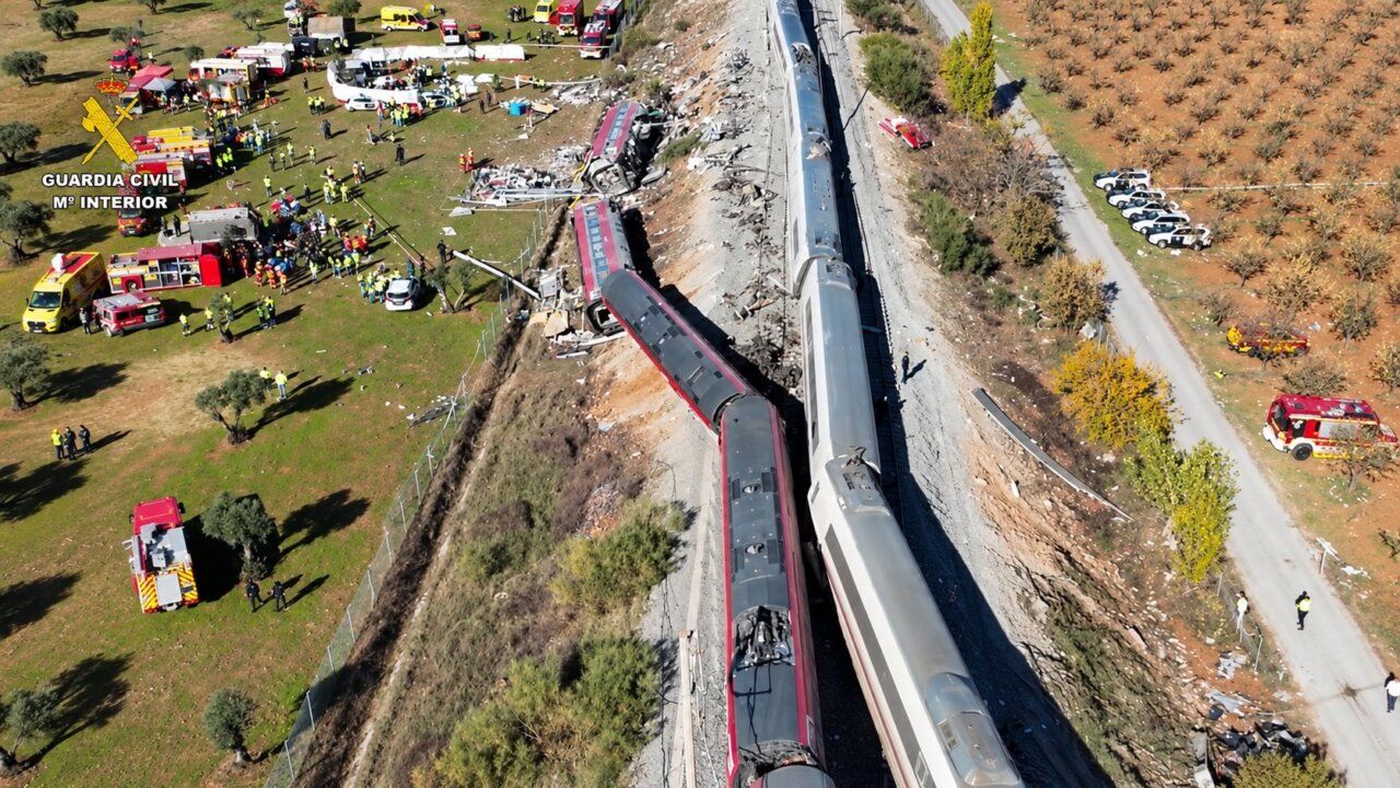 Vista aérea de trenes dañados y vehículos de emergencia junto a las vías