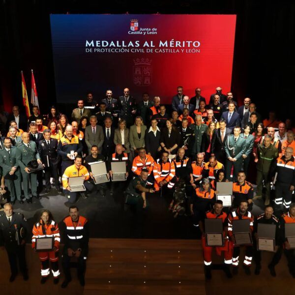Foto de grupo en una ceremonia de Protección Civil con varias personas sosteniendo placas.