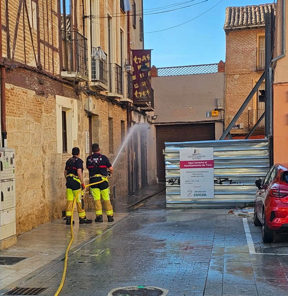 Bomberos de Toro limpiando las calles tras la Fiesta de la Vendimia