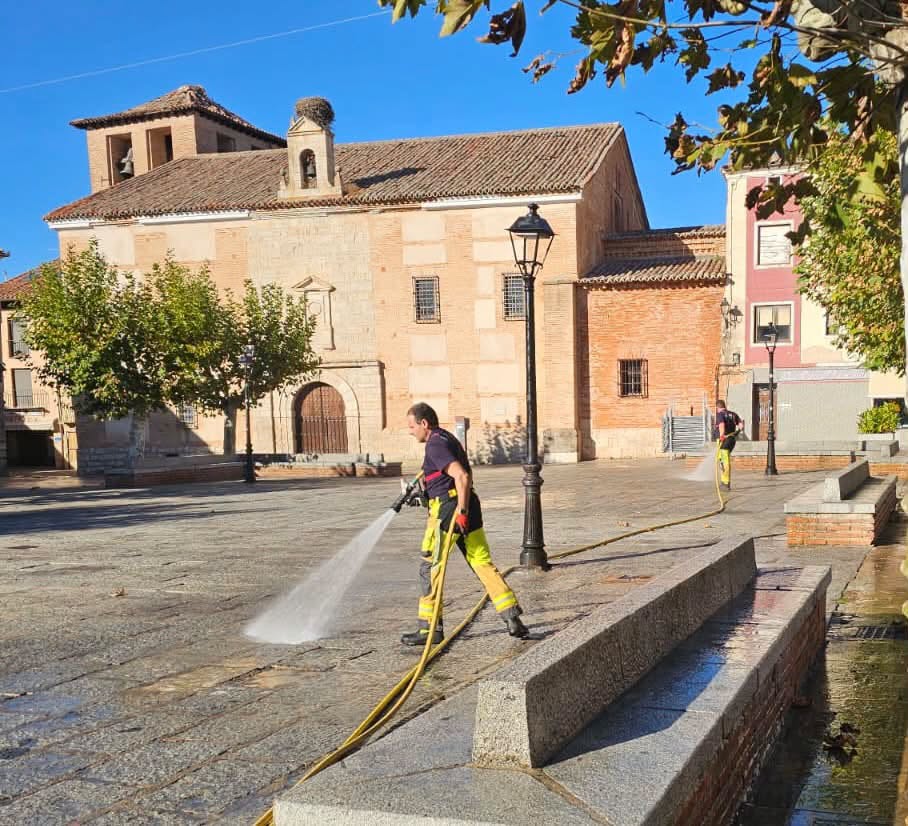 Bomberos limpiando las calles de Toro tras la Fiesta de la Vendimia