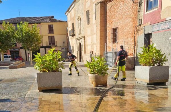 Bomberos de Toro limpiando las calles tras la Fiesta de la Vendimia
