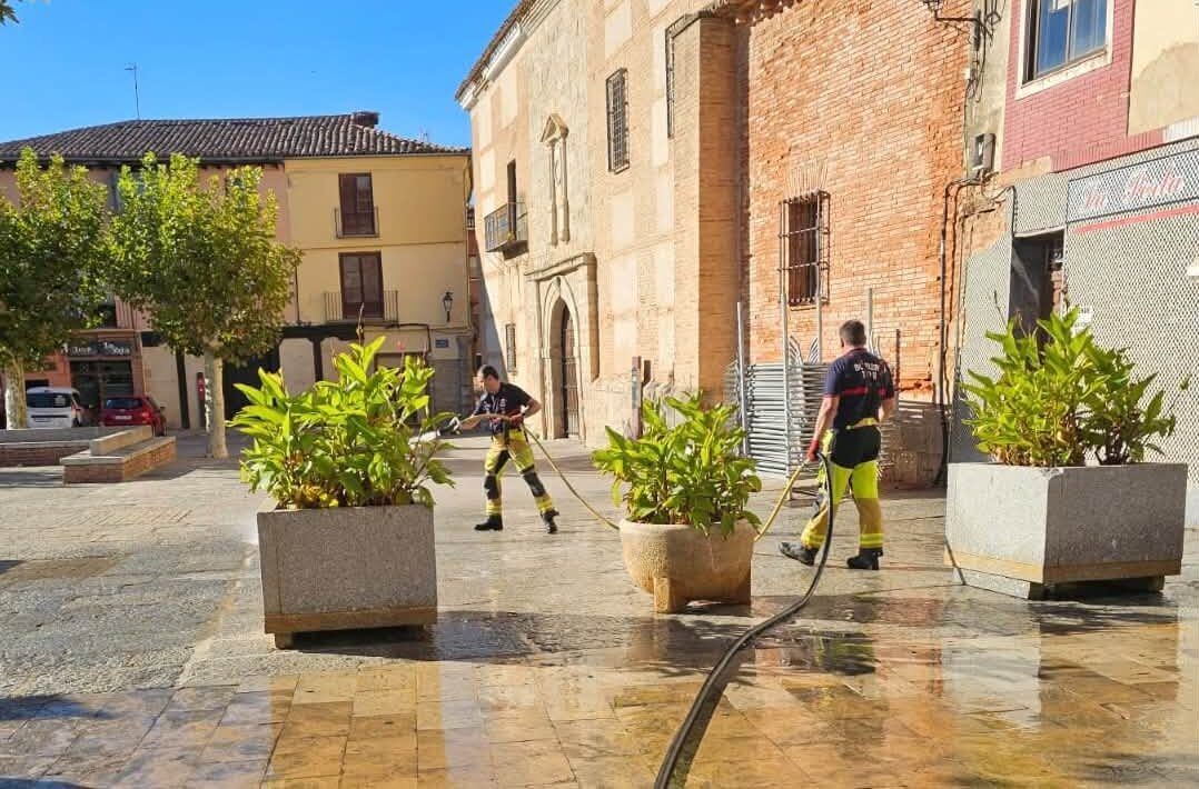 Bomberos de Toro limpiando las calles tras la Fiesta de la Vendimia