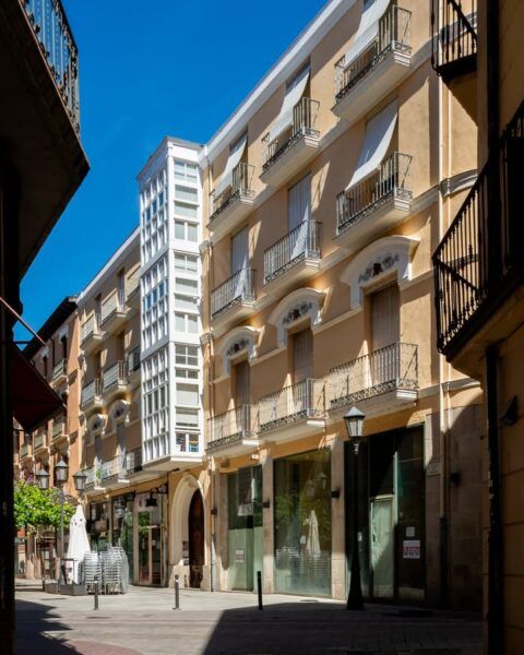 Fachada de la Casa Puente con balcones y locales a pie de calle en Zamora